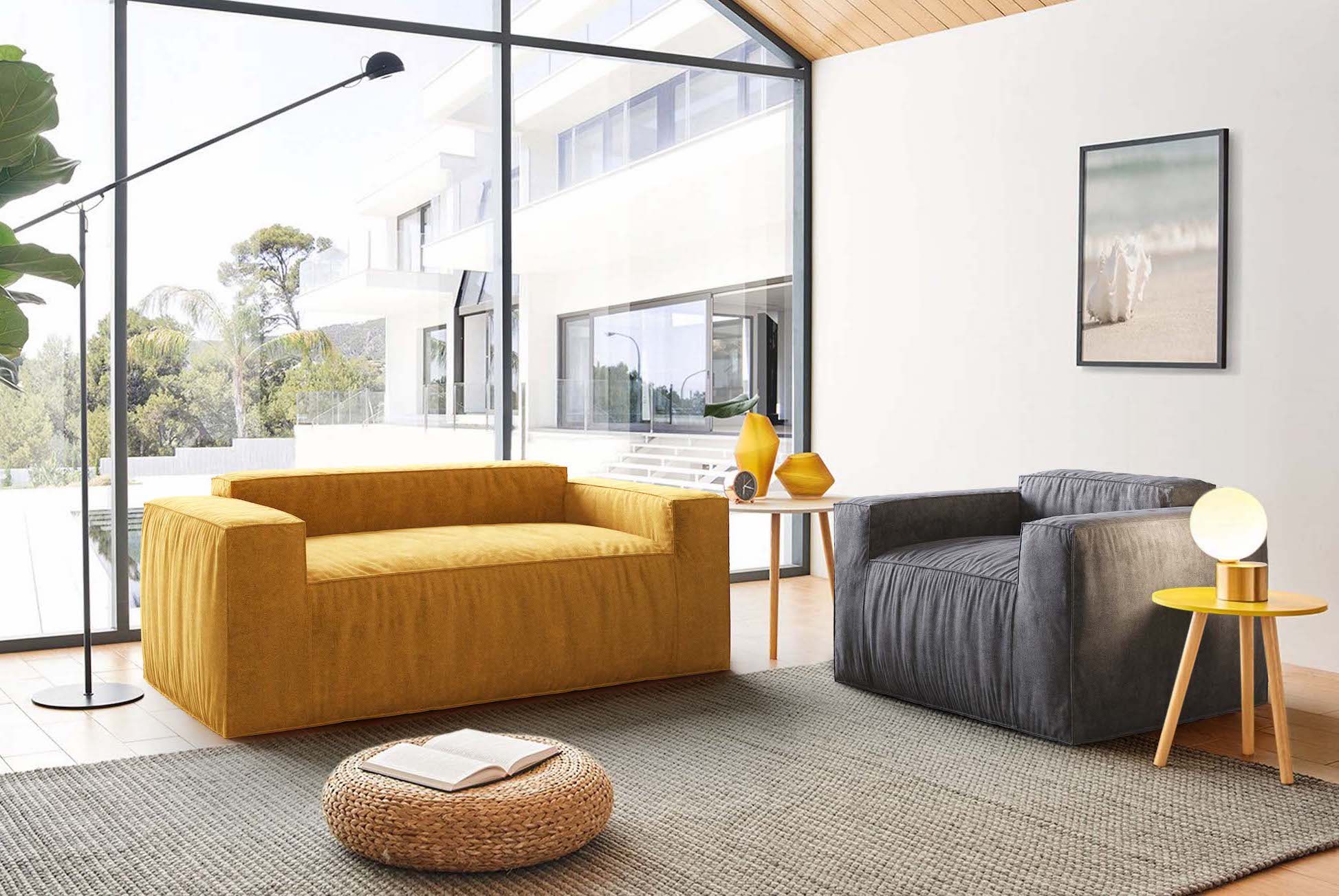 Кресло в интерьере гостиной